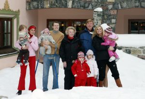 2-02-2007 KONINKLIJK HUIS: DE KONINGIN IS MET FAMILIE OP VAKANTIE IN LECH. De Koningin is samen met Prins van Oranje Willem-Alexander, Prinses Maxima,Prins Constantijn en Prins Laurentien en hun kinderen Catharina-Amalia, Alexia, Eloise, Claus-Casimir en Leonore met wintersport vakantie in het Oostenrijkse Lech. Men logeert als vanouds in het bijhuis de POFTUTFCHE van De Post 
foto: Albert den Iseger.