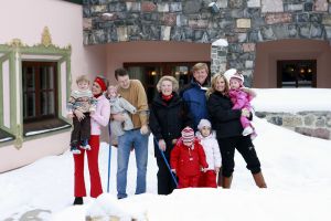 2-02-2007 KONINKLIJK HUIS: DE KONINGIN IS MET FAMILIE OP VAKANTIE IN LECH. De Koningin is samen met Prins van Oranje Willem-Alexander, Prinses Maxima,Prins Constantijn en Prins Laurentien en hun kinderen Catharina-Amalia, Alexia, Eloise, Claus-Casimir en Leonore met wintersport vakantie in het Oostenrijkse Lech. Men logeert als vanouds in het bijhuis de POFTUTFCHE van De Post 
foto: Albert den Iseger.