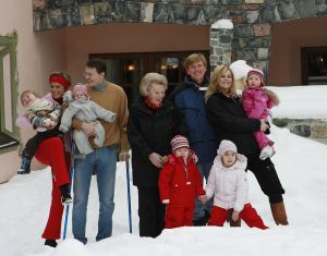 2-02-2007 KONINKLIJK HUIS: DE KONINGIN IS MET FAMILIE OP VAKANTIE IN LECH. De Koningin is samen met Prins van Oranje Willem-Alexander, Prinses Maxima,Prins Constantijn en Prins Laurentien en hun kinderen Catharina-Amalia, Alexia, Eloise, Claus-Casimir en Leonore met wintersport vakantie in het Oostenrijkse Lech. Men logeert als vanouds in het bijhuis de POFTUTFCHE van De Post 
foto: Albert den Iseger.