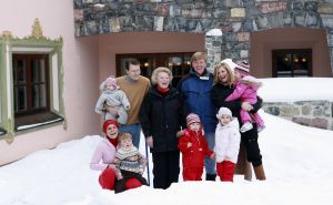 2-02-2007 KONINKLIJK HUIS: DE KONINGIN IS MET FAMILIE OP VAKANTIE IN LECH. De Koningin is samen met Prins van Oranje Willem-Alexander, Prinses Maxima,Prins Constantijn en Prins Laurentien en hun kinderen Catharina-Amalia, Alexia, Eloise, Claus-Casimir en Leonore met wintersport vakantie in het Oostenrijkse Lech. Men logeert als vanouds in het bijhuis de POFTUTFCHE van De Post 
foto: Albert den Iseger.