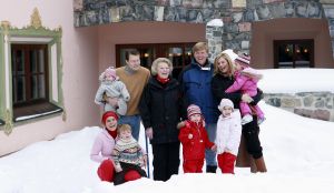 2-02-2007 KONINKLIJK HUIS: DE KONINGIN IS MET FAMILIE OP VAKANTIE IN LECH. De Koningin is samen met Prins van Oranje Willem-Alexander, Prinses Maxima,Prins Constantijn en Prins Laurentien en hun kinderen Catharina-Amalia, Alexia, Eloise, Claus-Casimir en Leonore met wintersport vakantie in het Oostenrijkse Lech. Men logeert als vanouds in het bijhuis de POFTUTFCHE van De Post 
foto: Albert den Iseger.