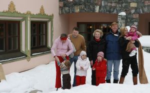 2-02-2007 KONINKLIJK HUIS: DE KONINGIN IS MET FAMILIE OP VAKANTIE IN LECH. De Koningin is samen met Prins van Oranje Willem-Alexander, Prinses Maxima,Prins Constantijn en Prins Laurentien en hun kinderen Catharina-Amalia, Alexia, Eloise, Claus-Casimir en Leonore met wintersport vakantie in het Oostenrijkse Lech. Men logeert als vanouds in het bijhuis de POFTUTFCHE van De Post 
foto: Albert den Iseger.