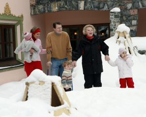 2-02-2007 KONINKLIJK HUIS: DE KONINGIN IS MET FAMILIE OP VAKANTIE IN LECH. De Koningin is samen met Prins van Oranje Willem-Alexander, Prinses Maxima,Prins Constantijn en Prins Laurentien en hun kinderen Catharina-Amalia, Alexia, Eloise, Claus-Casimir en Leonore met wintersport vakantie in het Oostenrijkse Lech. Men logeert als vanouds in het bijhuis de POFTUTFCHE van De Post 
foto: Albert den Iseger.