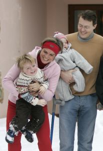 2-02-2007 KONINKLIJK HUIS: DE KONINGIN IS MET FAMILIE OP VAKANTIE IN LECH. De Koningin is samen met Prins van Oranje Willem-Alexander, Prinses Maxima,Prins Constantijn en Prins Laurentien en hun kinderen Catharina-Amalia, Alexia, Eloise, Claus-Casimir en Leonore met wintersport vakantie in het Oostenrijkse Lech. Men logeert als vanouds in het bijhuis de POFTUTFCHE van De Post 
foto: Albert den Iseger.