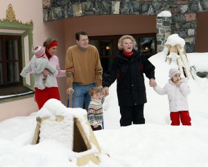 2-02-2007 KONINKLIJK HUIS: DE KONINGIN IS MET FAMILIE OP VAKANTIE IN LECH. De Koningin is samen met Prins van Oranje Willem-Alexander, Prinses Maxima,Prins Constantijn en Prins Laurentien en hun kinderen Catharina-Amalia, Alexia, Eloise, Claus-Casimir en Leonore met wintersport vakantie in het Oostenrijkse Lech. Men logeert als vanouds in het bijhuis de POFTUTFCHE van De Post 
foto: Albert den Iseger.