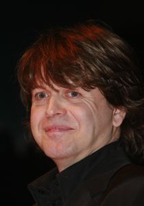 12-2-2007 SHOWBIZZ; DRENTS KNALFUIFJE VOOR KINDEREN IN SIR LANKA. Acteur Hans Langhout en Jacques d Ancona organiseerde in Party Town te Assen een knalfuif voor de kindertjes in Sir Lanka. Vele sterren waren belangenloos komen opdraven om de opbrengst te stimuleren. Tony Neef-Vera Mann-Frans Mulder-Jan Ottens-Hans Liberg-Marc-Marie Huybrechts-Mariska van Kolck-Brigitte Kaandorp en de Jantjes bezorgden de gasten een heerlijke lach. Tom Westermeijer vergrootte de opbrengst van 70.000 euro royaal tot een ton. De gasten klapten hun handen blauw om dit gulle gebaar.Ere gasten  Mies Bouman en Anne-Wil Blankers genoten met hun partners van een echt Drents avondje. Op de after party verzorgde Guus Meeuwis een spetterend optreden, daarna werden de Audi s de Rolls Royce en de Bentleys gestart voor een lange reis naar huis.
foto: Albert den Iseger.