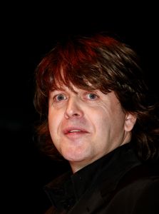 12-2-2007 SHOWBIZZ; DRENTS KNALFUIFJE VOOR KINDEREN IN SIR LANKA. Acteur Hans Langhout en Jacques d Ancona organiseerde in Party Town te Assen een knalfuif voor de kindertjes in Sir Lanka. Vele sterren waren belangenloos komen opdraven om de opbrengst te stimuleren. Tony Neef-Vera Mann-Frans Mulder-Jan Ottens-Hans Liberg-Marc-Marie Huybrechts-Mariska van Kolck-Brigitte Kaandorp en de Jantjes bezorgden de gasten een heerlijke lach. Tom Westermeijer vergrootte de opbrengst van 70.000 euro royaal tot een ton. De gasten klapten hun handen blauw om dit gulle gebaar.Ere gasten  Mies Bouman en Anne-Wil Blankers genoten met hun partners van een echt Drents avondje. Op de after party verzorgde Guus Meeuwis een spetterend optreden, daarna werden de Audi s de Rolls Royce en de Bentleys gestart voor een lange reis naar huis.
foto: Albert den Iseger.