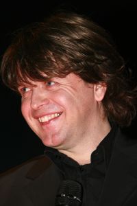 12-2-2007 SHOWBIZZ; DRENTS KNALFUIFJE VOOR KINDEREN IN SIR LANKA. Acteur Hans Langhout en Jacques d Ancona organiseerde in Party Town te Assen een knalfuif voor de kindertjes in Sir Lanka. Vele sterren waren belangenloos komen opdraven om de opbrengst te stimuleren. Tony Neef-Vera Mann-Frans Mulder-Jan Ottens-Hans Liberg-Marc-Marie Huybrechts-Mariska van Kolck-Brigitte Kaandorp en de Jantjes bezorgden de gasten een heerlijke lach. Tom Westermeijer vergrootte de opbrengst van 70.000 euro royaal tot een ton. De gasten klapten hun handen blauw om dit gulle gebaar.Ere gasten  Mies Bouman en Anne-Wil Blankers genoten met hun partners van een echt Drents avondje. Op de after party verzorgde Guus Meeuwis een spetterend optreden, daarna werden de Audi s de Rolls Royce en de Bentleys gestart voor een lange reis naar huis.
foto: Albert den Iseger.