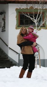 2-02-2007 KONINKLIJK HUIS: DE KONINGIN IS MET FAMILIE OP VAKANTIE IN LECH. De Koningin is samen met Prins van Oranje Willem-Alexander, Prinses Maxima,Prins Constantijn en Prins Laurentien en hun kinderen Catharina-Amalia, Alexia, Eloise, Claus-Casimir en Leonore met wintersport vakantie in het Oostenrijkse Lech. Men logeert als vanouds in het bijhuis de POFTUTFCHE van De Post 
foto: Albert den Iseger.