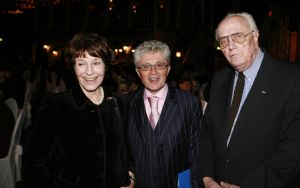 12-2-2007 SHOWBIZZ; DRENTS KNALFUIFJE VOOR KINDEREN IN SIR LANKA. Acteur Hans Langhout en Jacques d Ancona organiseerde in Party Town te Assen een knalfuif voor de kindertjes in Sir Lanka. Vele sterren waren belangenloos komen opdraven om de opbrengst te stimuleren. Tony Neef-Vera Mann-Frans Mulder-Jan Ottens-Hans Liberg-Marc-Marie Huybrechts-Mariska van Kolck-Brigitte Kaandorp en de Jantjes bezorgden de gasten een heerlijke lach. Tom Westermeijer vergrootte de opbrengst van 70.000 euro royaal tot een ton. De gasten klapten hun handen blauw om dit gulle gebaar.Ere gasten  Mies Bouman en Anne-Wil Blankers genoten met hun partners van een echt Drents avondje. Op de after party verzorgde Guus Meeuwis een spetterend optreden, daarna werden de Audi s de Rolls Royce en de Bentleys gestart voor een lange reis naar huis.
foto: Albert den Iseger.