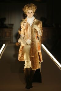 01-02-2007 SHOWBIZZ; ERNY VAN REIJMERSDAL PRESENTEERDE NIEUWE COLLECTIE BAROK MET SEKS. Dat was een van de uitspraken van Erny zelf, maar het was echt anders de Westerkerk en zijn 700 bezoekers genoten van de heerlijke oprechte mode van Erny. Prachtige sexy mode sierde de witte catwalk en de modellen, het was echt allemaal een maatje meer, geen broodmagere modellen meer bij Erny. Vele bekenden genoten van een prachtige modeshow en na afloop van een goed glas champagne. Fred Brouwer de financieele man achter Erny gaat in een nog sneller tempo heel Nederland voorzien van Erny van Reijmersdal winkels. 
foto: Albert den Iseger.