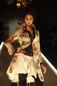 01-02-2007 SHOWBIZZ; ERNY VAN REIJMERSDAL PRESENTEERDE NIEUWE COLLECTIE BAROK MET SEKS. Dat was een van de uitspraken van Erny zelf, maar het was echt anders de Westerkerk en zijn 700 bezoekers genoten van de heerlijke oprechte mode van Erny. Prachtige sexy mode sierde de witte catwalk en de modellen, het was echt allemaal een maatje meer, geen broodmagere modellen meer bij Erny. Vele bekenden genoten van een prachtige modeshow en na afloop van een goed glas champagne. Fred Brouwer de financieele man achter Erny gaat in een nog sneller tempo heel Nederland voorzien van Erny van Reijmersdal winkels. 
foto: Albert den Iseger.