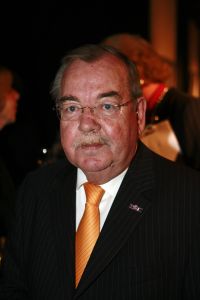12-2-2007 SHOWBIZZ; DRENTS KNALFUIFJE VOOR KINDEREN IN SIR LANKA. Acteur Hans Langhout en Jacques d Ancona organiseerde in Party Town te Assen een knalfuif voor de kindertjes in Sir Lanka. Vele sterren waren belangenloos komen opdraven om de opbrengst te stimuleren. Tony Neef-Vera Mann-Frans Mulder-Jan Ottens-Hans Liberg-Marc-Marie Huybrechts-Mariska van Kolck-Brigitte Kaandorp en de Jantjes bezorgden de gasten een heerlijke lach. Tom Westermeijer vergrootte de opbrengst van 70.000 euro royaal tot een ton. De gasten klapten hun handen blauw om dit gulle gebaar.Ere gasten  Mies Bouman en Anne-Wil Blankers genoten met hun partners van een echt Drents avondje. Op de after party verzorgde Guus Meeuwis een spetterend optreden, daarna werden de Audi s de Rolls Royce en de Bentleys gestart voor een lange reis naar huis.
foto: Albert den Iseger.