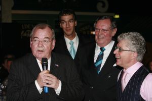 12-2-2007 SHOWBIZZ; DRENTS KNALFUIFJE VOOR KINDEREN IN SIR LANKA. Acteur Hans Langhout en Jacques d Ancona organiseerde in Party Town te Assen een knalfuif voor de kindertjes in Sir Lanka. Vele sterren waren belangenloos komen opdraven om de opbrengst te stimuleren. Tony Neef-Vera Mann-Frans Mulder-Jan Ottens-Hans Liberg-Marc-Marie Huybrechts-Mariska van Kolck-Brigitte Kaandorp en de Jantjes bezorgden de gasten een heerlijke lach. Tom Westermeijer vergrootte de opbrengst van 70.000 euro royaal tot een ton. De gasten klapten hun handen blauw om dit gulle gebaar.Ere gasten  Mies Bouman en Anne-Wil Blankers genoten met hun partners van een echt Drents avondje. Op de after party verzorgde Guus Meeuwis een spetterend optreden, daarna werden de Audi s de Rolls Royce en de Bentleys gestart voor een lange reis naar huis.
foto: Albert den Iseger.