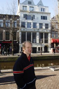 03-02-2007 SHOWBIZZ: ROB VAN HULST IS NOG STEEDS AKTIEF ALS ZAKENMAN EN NIET ALS ACTEUR. Rob bekend van zijn rol in Medische Centrum West is nog steeds actief als zakenman op de Wallen in Amsterdam. Iedereen in het wereldje kent Rob en Rob kent iedereen in het rode lichtjes district van Amsterdam oftewel de Wallen. Rob doet daar vele zaken die echter niets te maken hebben met zijn directe omgeving.
foto: Albert den Iseger.
