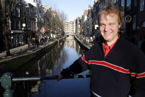 03-02-2007 SHOWBIZZ: ROB VAN HULST IS NOG STEEDS AKTIEF ALS ZAKENMAN EN NIET ALS ACTEUR. Rob bekend van zijn rol in Medische Centrum West is nog steeds actief als zakenman op de Wallen in Amsterdam. Iedereen in het wereldje kent Rob en Rob kent iedereen in het rode lichtjes district van Amsterdam oftewel de Wallen. Rob doet daar vele zaken die echter niets te maken hebben met zijn directe omgeving.
foto: Albert den Iseger.