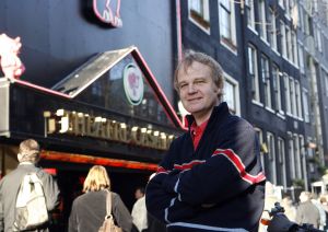 03-02-2007 SHOWBIZZ: ROB VAN HULST IS NOG STEEDS AKTIEF ALS ZAKENMAN EN NIET ALS ACTEUR. Rob bekend van zijn rol in Medische Centrum West is nog steeds actief als zakenman op de Wallen in Amsterdam. Iedereen in het wereldje kent Rob en Rob kent iedereen in het rode lichtjes district van Amsterdam oftewel de Wallen. Rob doet daar vele zaken die echter niets te maken hebben met zijn directe omgeving.
foto: Albert den Iseger.