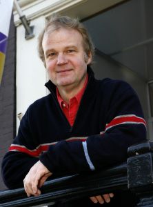 03-02-2007 SHOWBIZZ: ROB VAN HULST IS NOG STEEDS AKTIEF ALS ZAKENMAN EN NIET ALS ACTEUR. Rob bekend van zijn rol in Medische Centrum West is nog steeds actief als zakenman op de Wallen in Amsterdam. Iedereen in het wereldje kent Rob en Rob kent iedereen in het rode lichtjes district van Amsterdam oftewel de Wallen. Rob doet daar vele zaken die echter niets te maken hebben met zijn directe omgeving.
foto: Albert den Iseger.