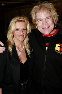 14-02-2007 SHOWBIZZ; FIGHTING WITH THE STARS NIEUW PROGRAMMA VAN SBS 6.Nadat diverse bekende Nederlanders hun populariteit aanzienlijk zagen stijgen door deelname aan evenementen als Dancing with the stars en Dancing on ice klimmen straks bekende Nederlanders in de Thai boksring. In deze eerste editie van Fighting with the stars zullen John de Wolf -Tjeu la Ling-DJ Paul Elstak en Big Brother Ruud de bokshandschoenen met elkaar kruisen. De westrijden tussen de bekende Nederlanders zijn afgesloten over maximaal 3 ronden van 1.5 minuut. Zij nemen hun uitdaging zeer serieus en trainen al 3 maanden om hun wedstrijd straks daadwerkelijk te winnen. Het zal worden uitgezonden door SBS 6.
foto: Albert den Iseger.