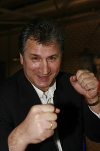 14-02-2007 SHOWBIZZ; FIGHTING WITH THE STARS NIEUW PROGRAMMA VAN SBS 6.Nadat diverse bekende Nederlanders hun populariteit aanzienlijk zagen stijgen door deelname aan evenementen als Dancing with the stars en Dancing on ice klimmen straks bekende Nederlanders in de Thai boksring. In deze eerste editie van Fighting with the stars zullen John de Wolf -Tjeu la Ling-DJ Paul Elstak en Big Brother Ruud de bokshandschoenen met elkaar kruisen. De westrijden tussen de bekende Nederlanders zijn afgesloten over maximaal 3 ronden van 1.5 minuut. Zij nemen hun uitdaging zeer serieus en trainen al 3 maanden om hun wedstrijd straks daadwerkelijk te winnen. Het zal worden uitgezonden door SBS 6.
foto: Albert den Iseger.