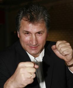 14-02-2007 SHOWBIZZ; FIGHTING WITH THE STARS NIEUW PROGRAMMA VAN SBS 6.Nadat diverse bekende Nederlanders hun populariteit aanzienlijk zagen stijgen door deelname aan evenementen als Dancing with the stars en Dancing on ice klimmen straks bekende Nederlanders in de Thai boksring. In deze eerste editie van Fighting with the stars zullen John de Wolf -Tjeu la Ling-DJ Paul Elstak en Big Brother Ruud de bokshandschoenen met elkaar kruisen. De westrijden tussen de bekende Nederlanders zijn afgesloten over maximaal 3 ronden van 1.5 minuut. Zij nemen hun uitdaging zeer serieus en trainen al 3 maanden om hun wedstrijd straks daadwerkelijk te winnen. Het zal worden uitgezonden door SBS 6.
foto: Albert den Iseger.