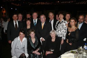 12-2-2007 SHOWBIZZ; DRENTS KNALFUIFJE VOOR KINDEREN IN SIR LANKA. Acteur Hans Langhout en Jacques d Ancona organiseerde in Party Town te Assen een knalfuif voor de kindertjes in Sir Lanka. Vele sterren waren belangenloos komen opdraven om de opbrengst te stimuleren. Tony Neef-Vera Mann-Frans Mulder-Jan Ottens-Hans Liberg-Marc-Marie Huybrechts-Mariska van Kolck-Brigitte Kaandorp en de Jantjes bezorgden de gasten een heerlijke lach. Tom Westermeijer vergrootte de opbrengst van 70.000 euro royaal tot een ton. De gasten klapten hun handen blauw om dit gulle gebaar.Ere gasten Mies Bouman en Anne-Wil Blankers genoten met hun partners van een echt Drents avondje. Op de after party verzorgde Guus Meeuwis een spetterend optreden, daarna werden de Audi s de Rolls Royce en de Bentleys gestart voor een lange reis naar huis.
foto: Albert den Iseger.