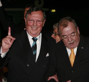12-2-2007 SHOWBIZZ; DRENTS KNALFUIFJE VOOR KINDEREN IN SIR LANKA. Acteur Hans Langhout en Jacques d Ancona organiseerde in Party Town te Assen een knalfuif voor de kindertjes in Sir Lanka. Vele sterren waren belangenloos komen opdraven om de opbrengst te stimuleren. Tony Neef-Vera Mann-Frans Mulder-Jan Ottens-Hans Liberg-Marc-Marie Huybrechts-Mariska van Kolck-Brigitte Kaandorp en de Jantjes bezorgden de gasten een heerlijke lach. Tom Westermeijer vergrootte de opbrengst van 70.000 euro royaal tot een ton. De gasten klapten hun handen blauw om dit gulle gebaar.Ere gasten  Mies Bouman en Anne-Wil Blankers genoten met hun partners van een echt Drents avondje. Op de after party verzorgde Guus Meeuwis een spetterend optreden, daarna werden de Audi s de Rolls Royce en de Bentleys gestart voor een lange reis naar huis.
foto: Albert den Iseger.