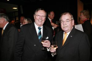 12-2-2007 SHOWBIZZ; DRENTS KNALFUIFJE VOOR KINDEREN IN SIR LANKA. Acteur Hans Langhout en Jacques d Ancona organiseerde in Party Town te Assen een knalfuif voor de kindertjes in Sir Lanka. Vele sterren waren belangenloos komen opdraven om de opbrengst te stimuleren. Tony Neef-Vera Mann-Frans Mulder-Jan Ottens-Hans Liberg-Marc-Marie Huybrechts-Mariska van Kolck-Brigitte Kaandorp en de Jantjes bezorgden de gasten een heerlijke lach. Tom Westermeijer vergrootte de opbrengst van 70.000 euro royaal tot een ton. De gasten klapten hun handen blauw om dit gulle gebaar.Ere gasten  Mies Bouman en Anne-Wil Blankers genoten met hun partners van een echt Drents avondje. Op de after party verzorgde Guus Meeuwis een spetterend optreden, daarna werden de Audi s de Rolls Royce en de Bentleys gestart voor een lange reis naar huis.
foto: Albert den Iseger.