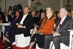 26-01-2007 SHOWBIZZ: ELLEN VOGEL KRIJGT EERSTE BOEK UITGEREIKT OVER HAAR LEVEN; Dit boek is een eerbetoon aan een van de grootste Nederlandse actrices van na de Tweede Wereldoorlog Ellen Vogel.
foto: Albert den Iseger