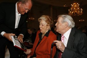 26-01-2007 SHOWBIZZ: ELLEN VOGEL KRIJGT EERSTE BOEK UITGEREIKT OVER HAAR LEVEN; Dit boek is een eerbetoon aan een van de grootste Nederlandse actrices van na de Tweede Wereldoorlog Ellen Vogel.
foto: Albert den Iseger