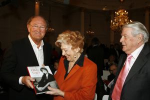 26-01-2007 SHOWBIZZ: ELLEN VOGEL KRIJGT EERSTE BOEK UITGEREIKT OVER HAAR LEVEN; Dit boek is een eerbetoon aan een van de grootste Nederlandse actrices van na de Tweede Wereldoorlog Ellen Vogel.
foto: Albert den Iseger