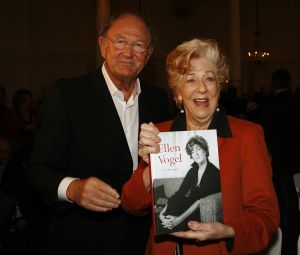 26-01-2007 SHOWBIZZ: ELLEN VOGEL KRIJGT EERSTE BOEK UITGEREIKT OVER HAAR LEVEN; Dit boek is een eerbetoon aan een van de grootste Nederlandse actrices van na de Tweede Wereldoorlog Ellen Vogel.
foto: Albert den Iseger