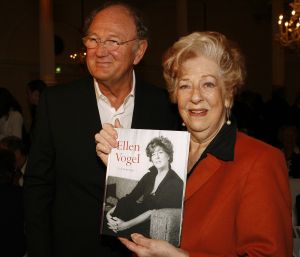 26-01-2007 SHOWBIZZ: ELLEN VOGEL KRIJGT EERSTE BOEK UITGEREIKT OVER HAAR LEVEN; Dit boek is een eerbetoon aan een van de grootste Nederlandse actrices van na de Tweede Wereldoorlog Ellen Vogel.
foto: Albert den Iseger