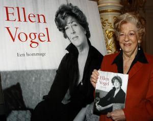 26-01-2007 SHOWBIZZ: ELLEN VOGEL KRIJGT EERSTE BOEK UITGEREIKT OVER HAAR LEVEN; Dit boek is een eerbetoon aan een van de grootste Nederlandse actrices van na de Tweede Wereldoorlog Ellen Vogel.
foto: Albert den Iseger