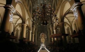 01-02-2007 SHOWBIZZ; ERNY VAN REIJMERSDAL PRESENTEERDE NIEUWE COLLECTIE BAROK MET SEKS. Dat was een van de uitspraken van Erny zelf, maar het was echt anders de Westerkerk en zijn 700 bezoekers genoten van de heerlijke oprechte mode van Erny. Prachtige sexy mode sierde de witte catwalk en de modellen, het was echt allemaal een maatje meer, geen broodmagere modellen meer bij Erny. Vele bekenden genoten van een prachtige modeshow en na afloop van een goed glas champagne. Fred Brouwer de financieele man achter Erny gaat in een nog sneller tempo heel Nederland voorzien van Erny van Reijmersdal winkels. 
foto: Albert den Iseger.