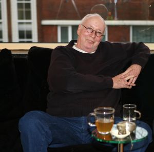 21-02-2007 SHOWBIZZ; WIK JONGSMA EN PARTNER NORA GENIETEN ELKA DAG VAN HET LEVEN. Wik Jongsma beter bekend als Meneer Harmsen de lieveling van Goede Tijden Slechte Tijden moest door een levensbedreigende ziekte stoppen met deze rol en daarna werd het erg stil rondom deze acteur.Hij belande in het ziekenhuis en maakte een zware periode door. Edwin Bredius van weekblad Prive zocht hem op in zijn Haagse appartement en hoorde waarom vele kijkers niet meer naar de serie kijken en vernam dat het stukken beter gaat met de Wik of te wel Meneer Harmsen.
foto; Albert den Iseger.