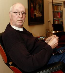 21-02-2007 SHOWBIZZ; WIK JONGSMA EN PARTNER NORA GENIETEN ELKA DAG VAN HET LEVEN. Wik Jongsma beter bekend als Meneer Harmsen de lieveling van Goede Tijden Slechte Tijden moest door een levensbedreigende ziekte stoppen met deze rol en daarna werd het erg stil rondom deze acteur.Hij belande in het ziekenhuis en maakte een zware periode door. Edwin Bredius van weekblad Prive zocht hem op in zijn Haagse appartement en hoorde waarom vele kijkers niet meer naar de serie kijken en vernam dat het stukken beter gaat met de Wik of te wel Meneer Harmsen.
foto; Albert den Iseger.