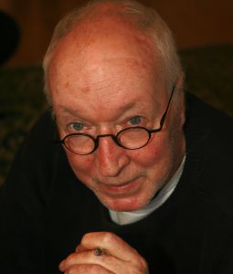 21-02-2007 SHOWBIZZ; WIK JONGSMA EN PARTNER NORA GENIETEN ELKA DAG VAN HET LEVEN. Wik Jongsma beter bekend als Meneer Harmsen de lieveling van Goede Tijden Slechte Tijden moest door een levensbedreigende ziekte stoppen met deze rol en daarna werd het erg stil rondom deze acteur.Hij belande in het ziekenhuis en maakte een zware periode door. Edwin Bredius van weekblad Prive zocht hem op in zijn Haagse appartement en hoorde waarom vele kijkers niet meer naar de serie kijken en vernam dat het stukken beter gaat met de Wik of te wel Meneer Harmsen.
foto; Albert den Iseger.