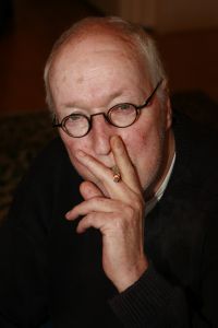 21-02-2007 SHOWBIZZ; WIK JONGSMA EN PARTNER NORA GENIETEN ELKA DAG VAN HET LEVEN. Wik Jongsma beter bekend als Meneer Harmsen de lieveling van Goede Tijden Slechte Tijden moest door een levensbedreigende ziekte stoppen met deze rol en daarna werd het erg stil rondom deze acteur.Hij belande in het ziekenhuis en maakte een zware periode door. Edwin Bredius van weekblad Prive zocht hem op in zijn Haagse appartement en hoorde waarom vele kijkers niet meer naar de serie kijken en vernam dat het stukken beter gaat met de Wik of te wel Meneer Harmsen.
foto; Albert den Iseger.