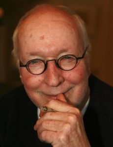 21-02-2007 SHOWBIZZ; WIK JONGSMA EN PARTNER NORA GENIETEN ELKA DAG VAN HET LEVEN. Wik Jongsma beter bekend als Meneer Harmsen de lieveling van Goede Tijden Slechte Tijden moest door een levensbedreigende ziekte stoppen met deze rol en daarna werd het erg stil rondom deze acteur.Hij belande in het ziekenhuis en maakte een zware periode door. Edwin Bredius van weekblad Prive zocht hem op in zijn Haagse appartement en hoorde waarom vele kijkers niet meer naar de serie kijken en vernam dat het stukken beter gaat met de Wik of te wel Meneer Harmsen.
foto; Albert den Iseger.