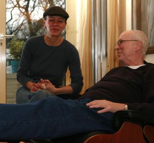 21-02-2007 SHOWBIZZ; WIK JONGSMA EN PARTNER NORA GENIETEN ELKA DAG VAN HET LEVEN. Wik Jongsma beter bekend als Meneer Harmsen de lieveling van Goede Tijden Slechte Tijden moest door een levensbedreigende ziekte stoppen met deze rol en daarna werd het erg stil rondom deze acteur.Hij belande in het ziekenhuis en maakte een zware periode door. Edwin Bredius van weekblad Prive zocht hem op in zijn Haagse appartement en hoorde waarom vele kijkers niet meer naar de serie kijken en vernam dat het stukken beter gaat met de Wik of te wel Meneer Harmsen.
foto; Albert den Iseger.