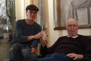 21-02-2007 SHOWBIZZ; WIK JONGSMA EN PARTNER NORA GENIETEN ELKA DAG VAN HET LEVEN. Wik Jongsma beter bekend als Meneer Harmsen de lieveling van Goede Tijden Slechte Tijden moest door een levensbedreigende ziekte stoppen met deze rol en daarna werd het erg stil rondom deze acteur.Hij belande in het ziekenhuis en maakte een zware periode door. Edwin Bredius van weekblad Prive zocht hem op in zijn Haagse appartement en hoorde waarom vele kijkers niet meer naar de serie kijken en vernam dat het stukken beter gaat met de Wik of te wel Meneer Harmsen.
foto; Albert den Iseger.