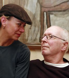 21-02-2007 SHOWBIZZ; WIK JONGSMA EN PARTNER NORA GENIETEN ELKA DAG VAN HET LEVEN. Wik Jongsma beter bekend als Meneer Harmsen de lieveling van Goede Tijden Slechte Tijden moest door een levensbedreigende ziekte stoppen met deze rol en daarna werd het erg stil rondom deze acteur.Hij belande in het ziekenhuis en maakte een zware periode door. Edwin Bredius van weekblad Prive zocht hem op in zijn Haagse appartement en hoorde waarom vele kijkers niet meer naar de serie kijken en vernam dat het stukken beter gaat met de Wik of te wel Meneer Harmsen.
foto; Albert den Iseger.