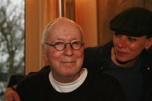 21-02-2007 SHOWBIZZ; WIK JONGSMA EN PARTNER NORA GENIETEN ELKA DAG VAN HET LEVEN. Wik Jongsma beter bekend als Meneer Harmsen de lieveling van Goede Tijden Slechte Tijden moest door een levensbedreigende ziekte stoppen met deze rol en daarna werd het erg stil rondom deze acteur.Hij belande in het ziekenhuis en maakte een zware periode door. Edwin Bredius van weekblad Prive zocht hem op in zijn Haagse appartement en hoorde waarom vele kijkers niet meer naar de serie kijken en vernam dat het stukken beter gaat met de Wik of te wel Meneer Harmsen.
foto; Albert den Iseger.