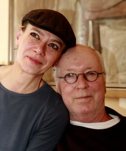21-02-2007 SHOWBIZZ; WIK JONGSMA EN PARTNER NORA GENIETEN ELKA DAG VAN HET LEVEN. Wik Jongsma beter bekend als Meneer Harmsen de lieveling van Goede Tijden Slechte Tijden moest door een levensbedreigende ziekte stoppen met deze rol en daarna werd het erg stil rondom deze acteur.Hij belande in het ziekenhuis en maakte een zware periode door. Edwin Bredius van weekblad Prive zocht hem op in zijn Haagse appartement en hoorde waarom vele kijkers niet meer naar de serie kijken en vernam dat het stukken beter gaat met de Wik of te wel Meneer Harmsen.
foto; Albert den Iseger.