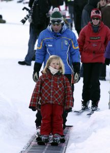13-02-2008 KONINKLIJK HUIS;  KONINKLIJKE FAMILIE OP WINTERSPORTVAKANTIE IN LECH.
Koningin Beatrix - Prins Willem Alexander - Prinses Maxima met hun kinderen Amalia-Alexia en Ariane en Prins Constantijn met Prinses Laurentien met hun kinderen Eloise-Claus Casimir en Leonore zijn op wintersport vakantie in het prachtige Lech. Alexander en Maxima met hun kinderen verbleven in een gehuurde villa en Koningin Beatrix met Constantijn en Laurentien en de kinderen in hotel Post waar zij al vele jaren de naast gelegen villa huren.
foto: Albert den Iseger.