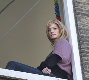 18-02-2008 SHOWBIZZ; VICTOR REINIER EN KIM PETIT HANGEN ALWEER UIT HUN RAAM.
Victor heeft een nieuw huis in Maastricht met uitzicht op de Maas, hij woont nu samen met zijn Kim die nagenoeg herstelt is van het Hoteldrama  September vorig jaar. Kim draagt nu een pruik en is dagelijks bezig om weer kracht te krijgen in armen en benen. Volgens een vriendin van Kim gaat het stukken beter met haar en worden ze samen veel gezien in het uitgaansleven van Maastricht. Victor is bezig met opname s van een speelfilm genaamd Brief voor de Koning. Deze week worden de film opname s afgerond en zal Victor zich weer eens laten scheren en knippen, zodat de look van ridder weer verleden tijd zal zijn, zo zij hij in het programma van Paul en Witteman. We zullen hem in de gaten houden of dit nu eens geen leugen is.
foto: Albert den Iseger.