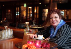 21-02-2008 SHOWBIZZ; ASTRID NIJGH KREEG MOEDERSCHAP DANKZIJ ANONIEME DONOR.
Omdat haar vriendin het zo wilde hield Astrid Nijgh haar donorzoon Jelmer jarenlang buiten de schijnwerpers.Maar na de liefdesbreuk werd het hele leven anders. Deze week het hele verhaal van Astrid Nijgh en haar zoon Jelmer opgetekend door Barbara Plugge in uw weekblad Prive.
foto: Albert den Iseger.