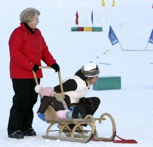 13-02-2008 KONINKLIJK HUIS;  KONINKLIJKE FAMILIE OP WINTERSPORTVAKANTIE IN LECH.
Koningin Beatrix - Prins Willem Alexander - Prinses Maxima met hun kinderen Amalia-Alexia en Ariane en Prins Constantijn met Prinses Laurentien met hun kinderen Eloise-Claus Casimir en Leonore zijn op wintersport vakantie in het prachtige Lech. Alexander en Maxima met hun kinderen verbleven in een gehuurde villa en Koningin Beatrix met Constantijn en Laurentien en de kinderen in hotel Post waar zij al vele jaren de naast gelegen villa huren.
foto: Albert den Iseger.