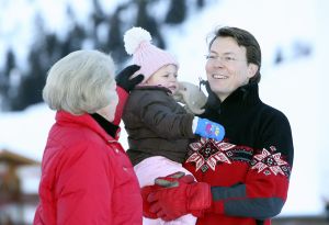13-02-2008 KONINKLIJK HUIS;  KONINKLIJKE FAMILIE OP WINTERSPORTVAKANTIE IN LECH.
Koningin Beatrix - Prins Willem Alexander - Prinses Maxima met hun kinderen Amalia-Alexia en Ariane en Prins Constantijn met Prinses Laurentien met hun kinderen Eloise-Claus Casimir en Leonore zijn op wintersport vakantie in het prachtige Lech. Alexander en Maxima met hun kinderen verbleven in een gehuurde villa en Koningin Beatrix met Constantijn en Laurentien en de kinderen in hotel Post waar zij al vele jaren de naast gelegen villa huren.
foto: Albert den Iseger.